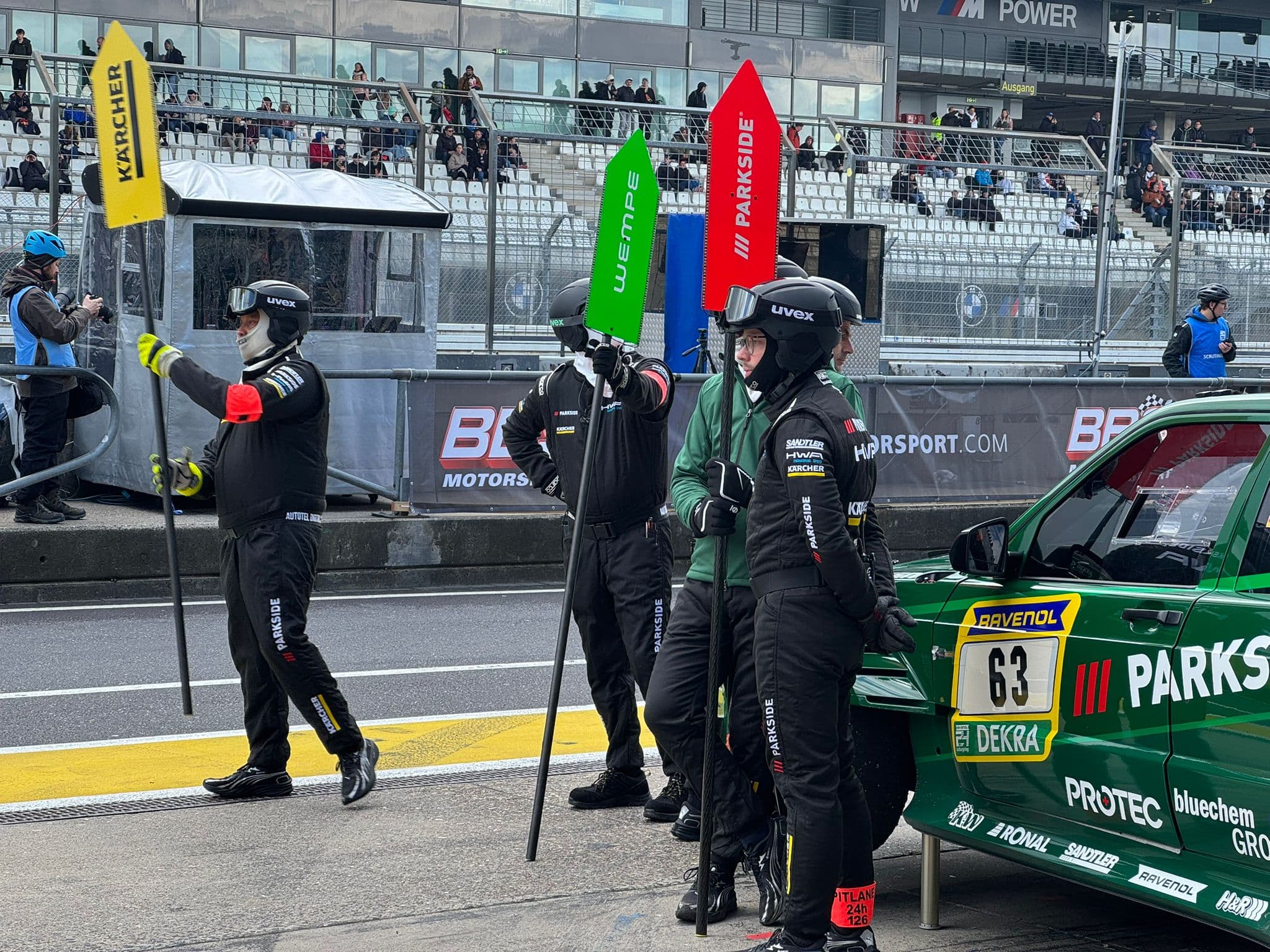 Boxencrew des HWA EVO.R im Grid vor dem Rennen