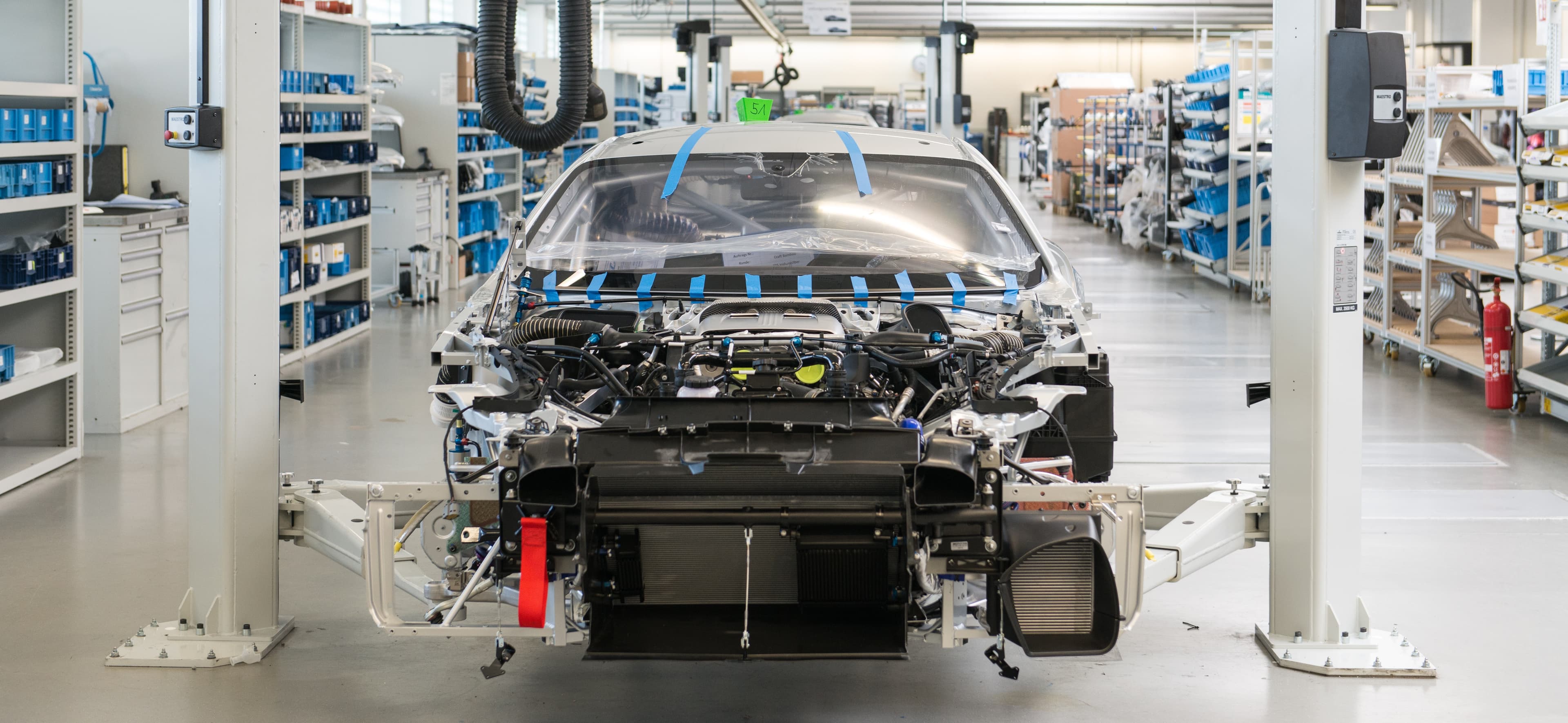 Front eines Fahrzeugs in Kleinserienfertigung bei HWA in einer Produktionshalle