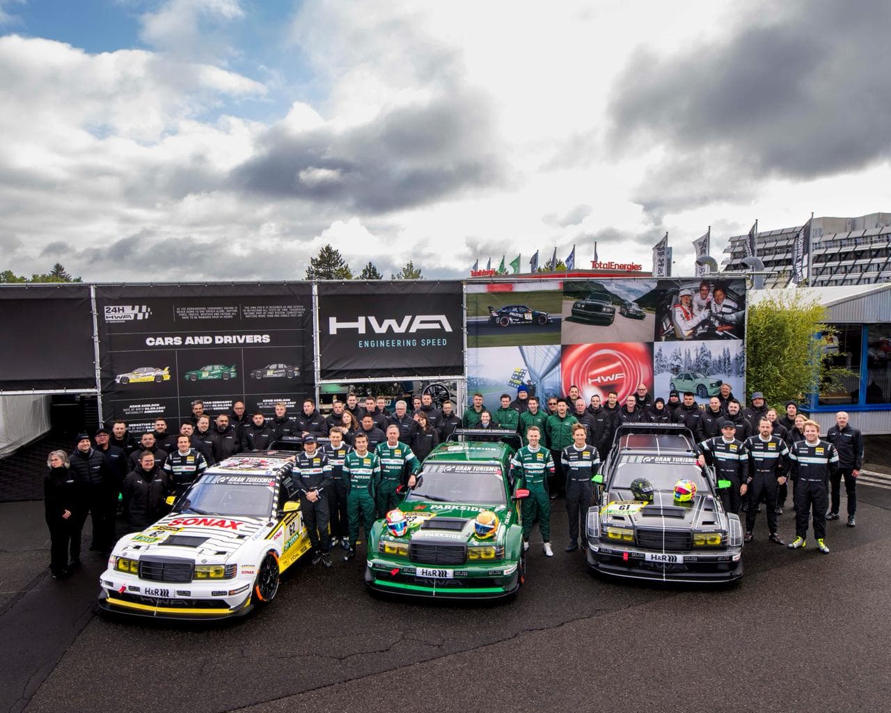 HWA Motorsport Teamfoto mit drei HWA EVO.R Rennfahrzeugen