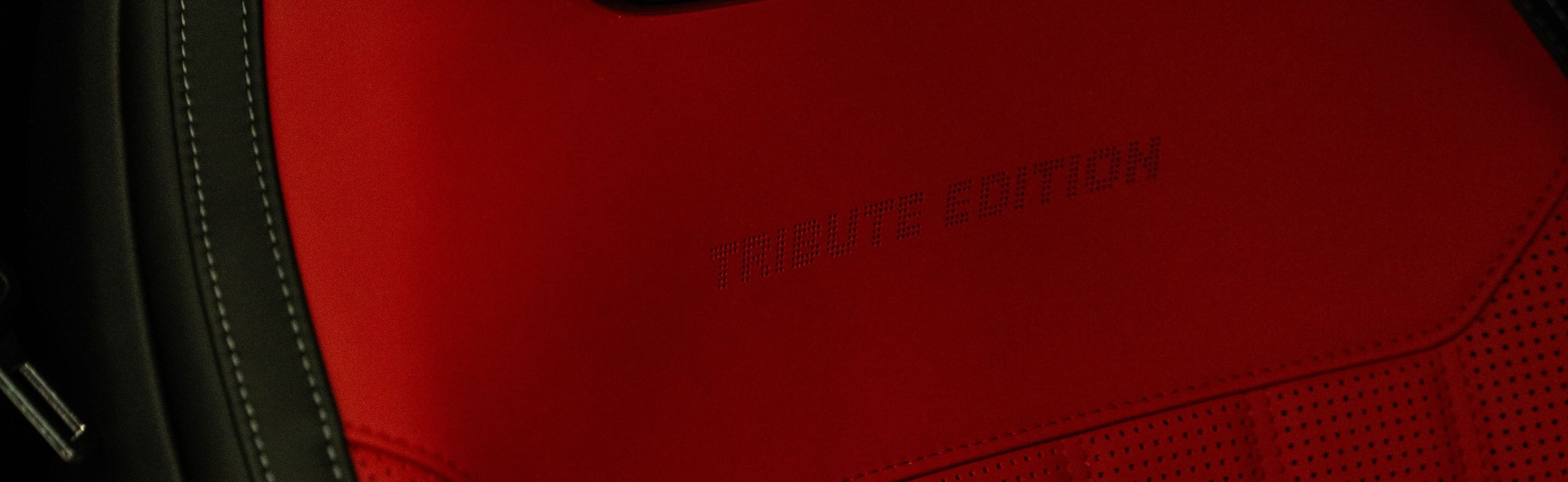 Rotes Leder mit eingeprägtem Schriftzug „Tribute Edition“