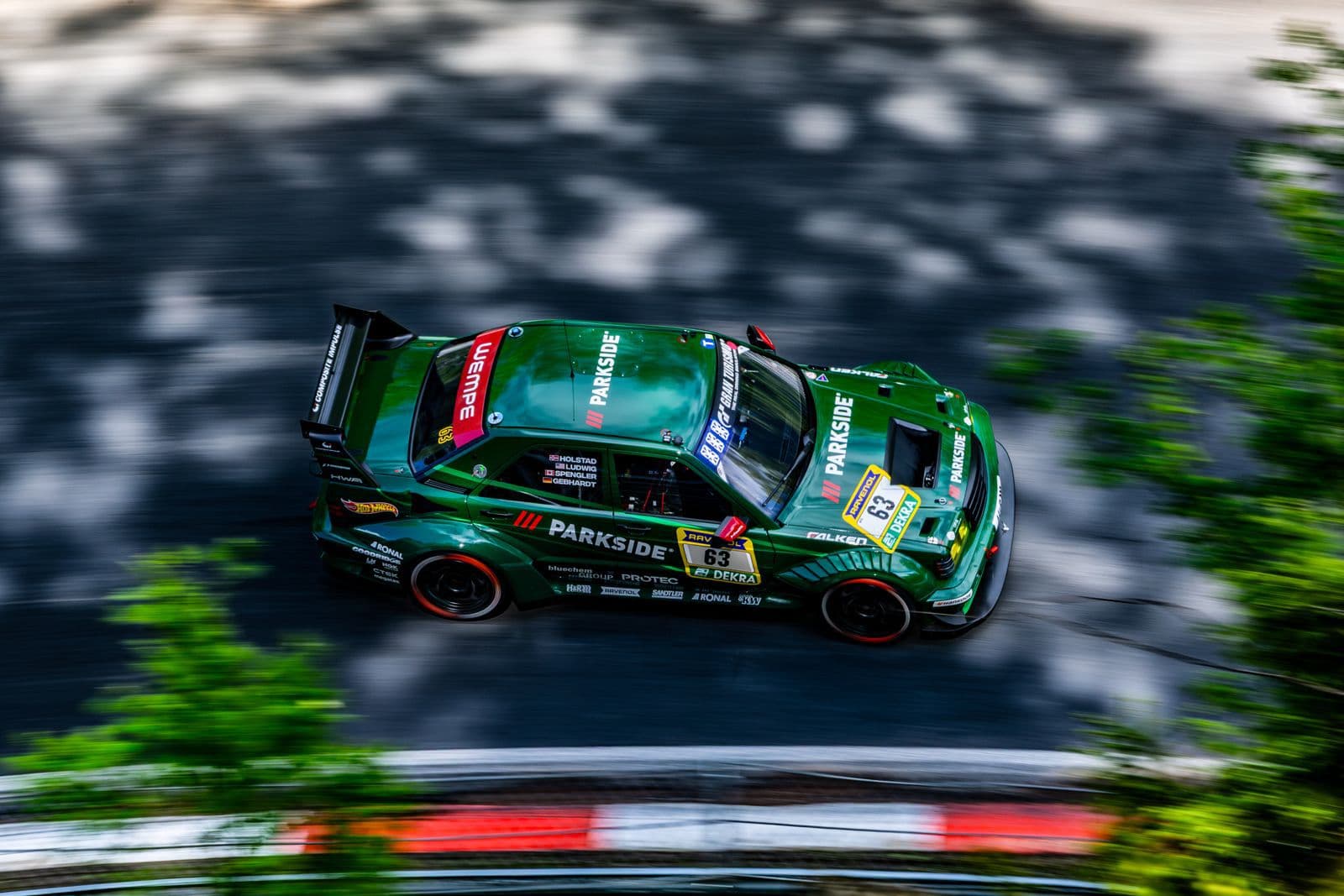 Top-Down-Aufnahme des grünen HWA EVO.R in schneller Kurvenfahrt