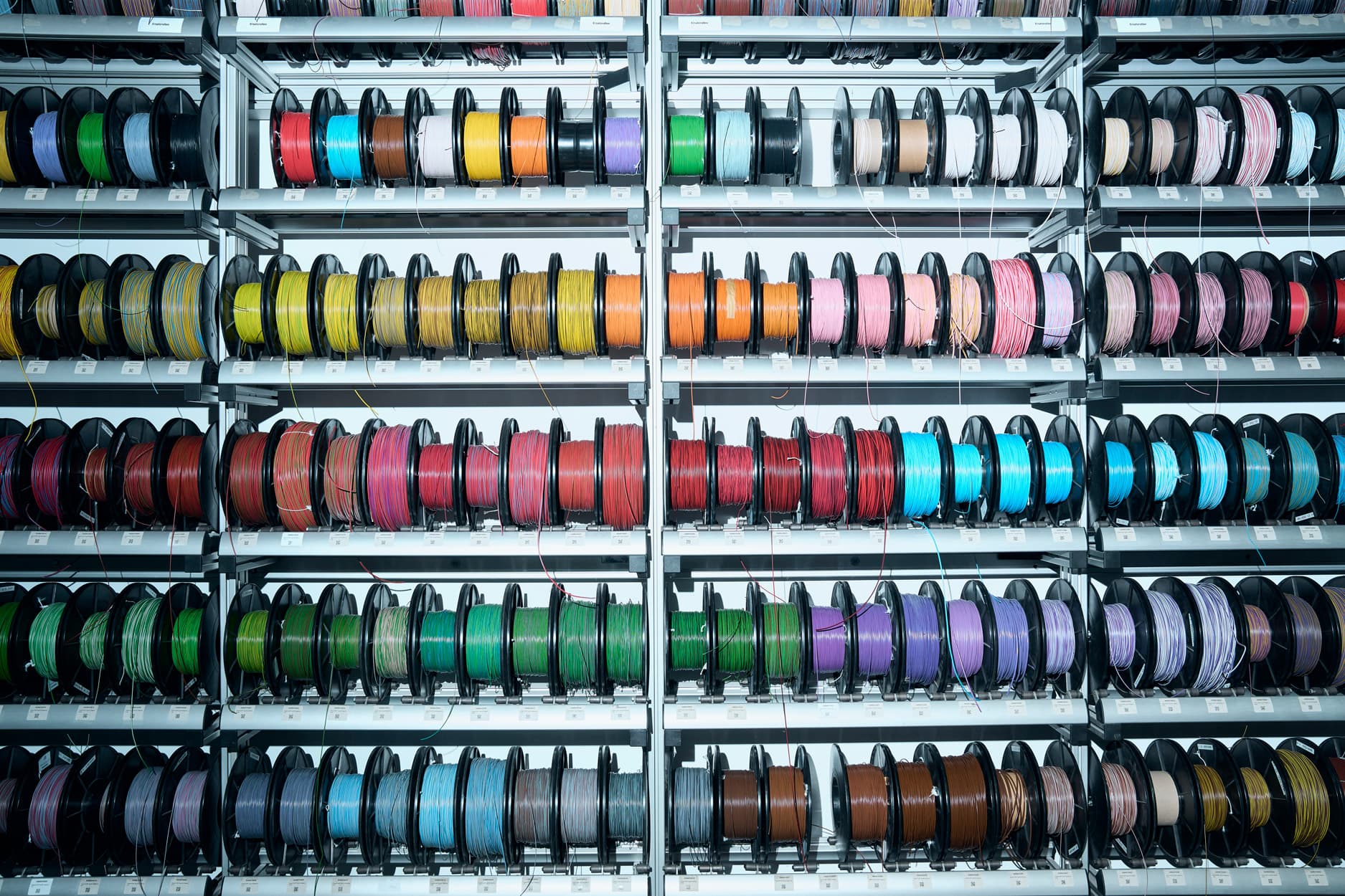 Farbige Kabelrollen für die Automotive Elektronik-Entwicklung bei HWA AG