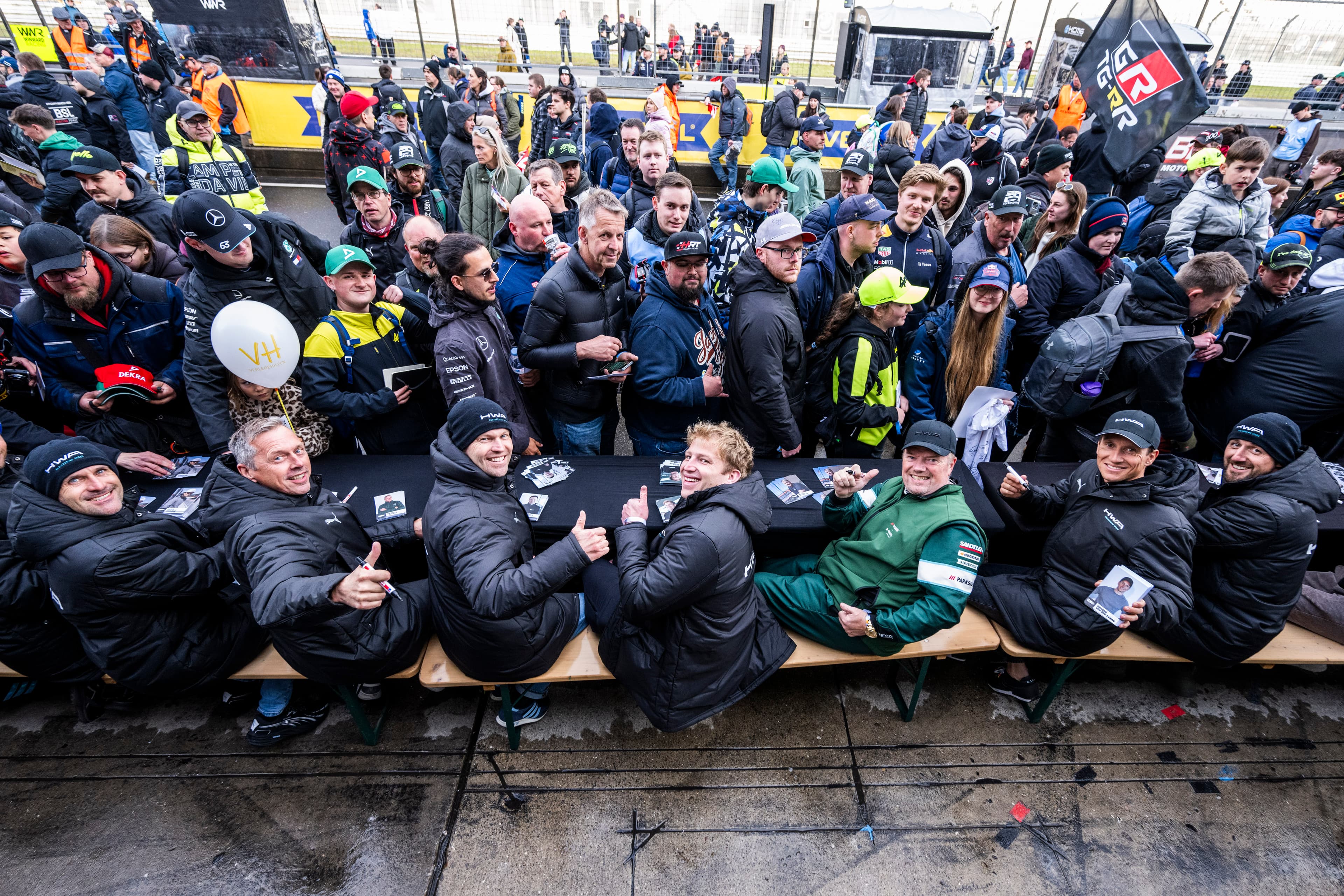 Fans und Fahrer des HWA EVO.R des 24h Rennens am Nürburgring