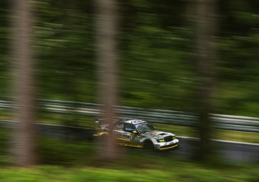 Panning-Aufnahme des HWA EVO.R auf der Nordschleife zwischen Bäumen