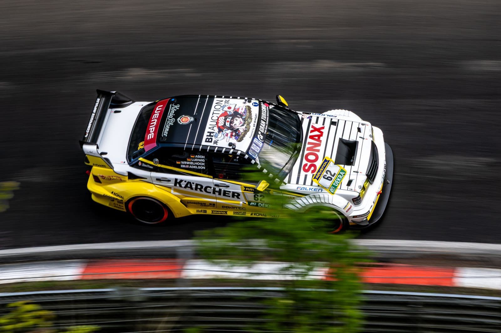 Dynamische Top-Down-Aufnahme des weißen HWA EVO.R auf der Strecke