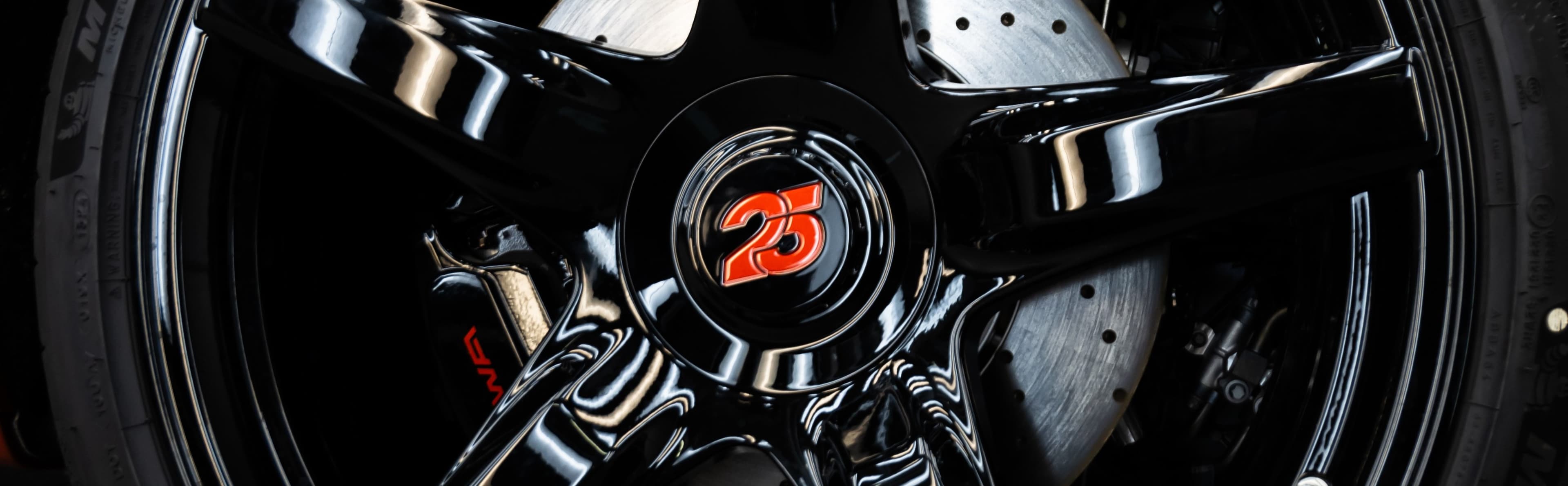 Felge mit roter „25“ an einem Fahrzeug der HWA Tribute Edition