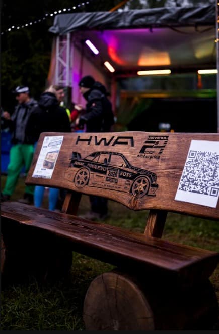 Gravierte Holzbank mit HWA EVO.R Motiv und QR-Code im Fahrerlager